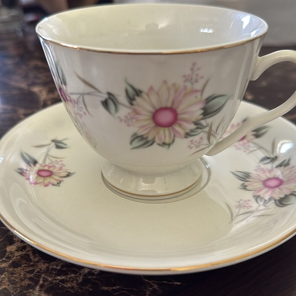 Set of 2 vintage bone china cups and saucers - Picture 2 of 7